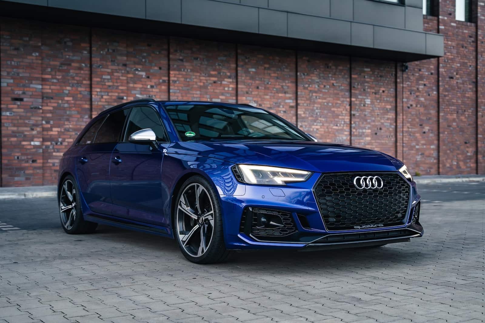 audi-rs4-wynajem-prawy-przod