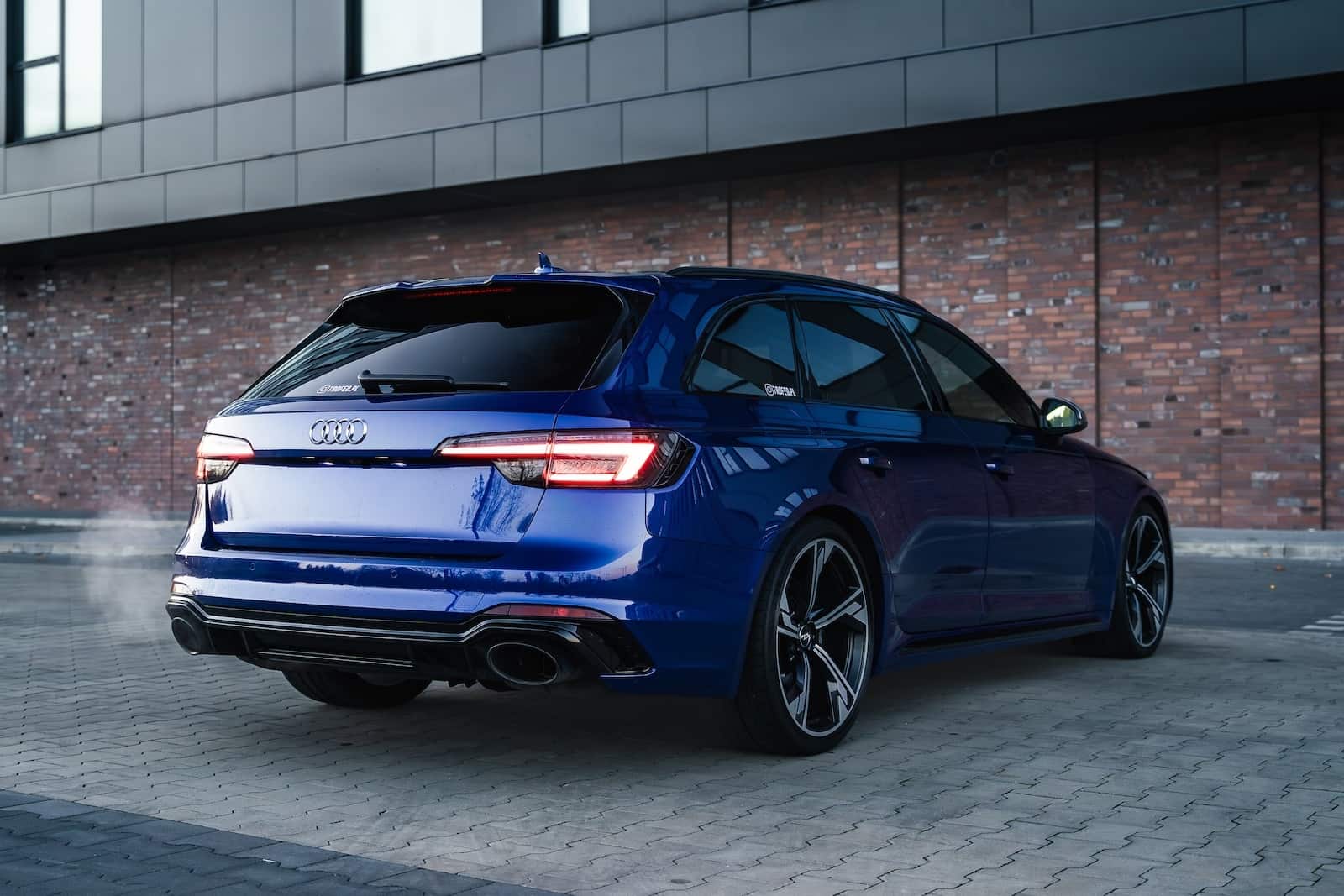 audi-rs4-wynajem-prawy-tyl