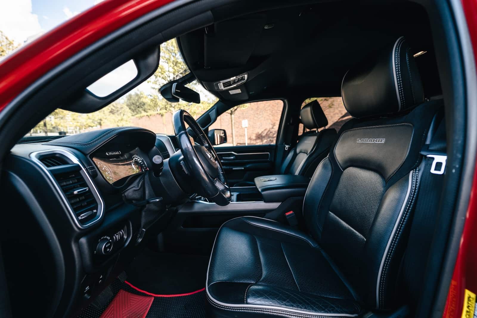 Dodge RAM 1500 Laramie 4x4 5.7L HEMI - obrazek 13