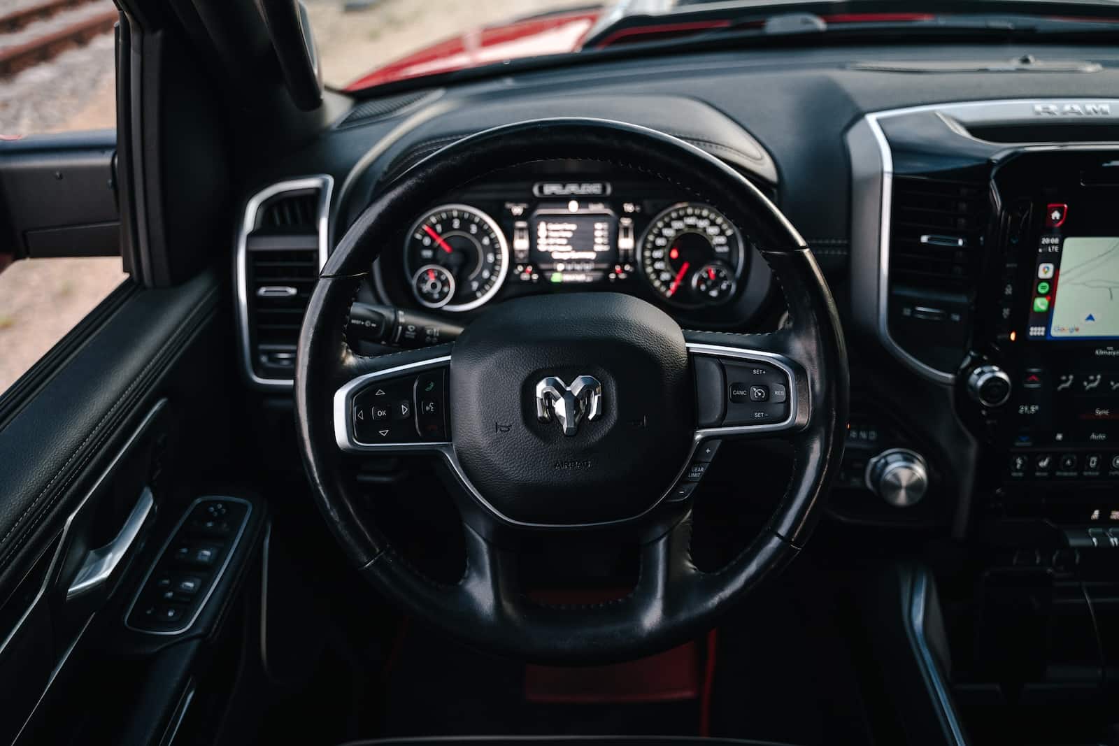 Dodge RAM 1500 Laramie 4x4 5.7L HEMI - obrazek 14