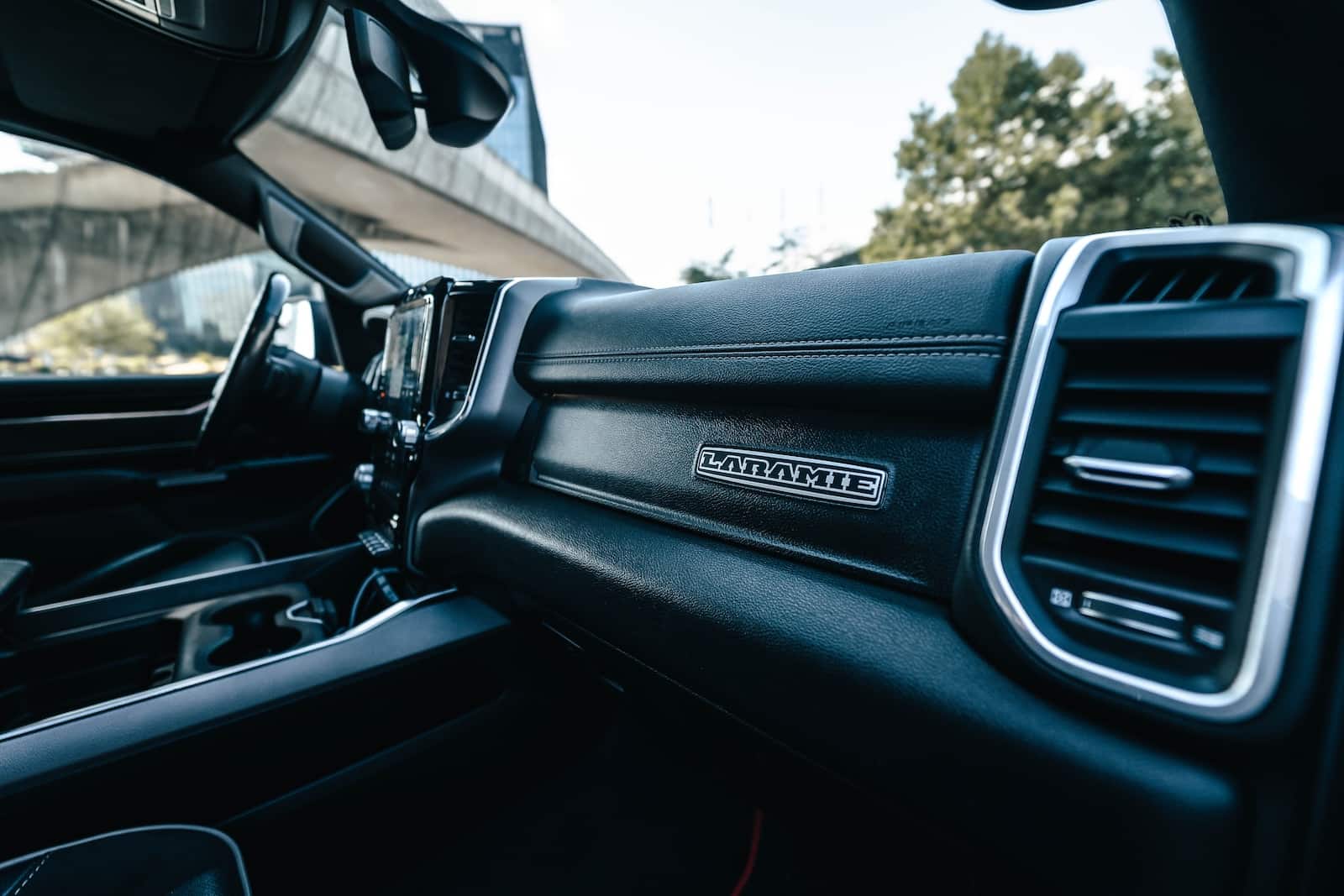 Dodge RAM 1500 Laramie 4x4 5.7L HEMI - obrazek 15