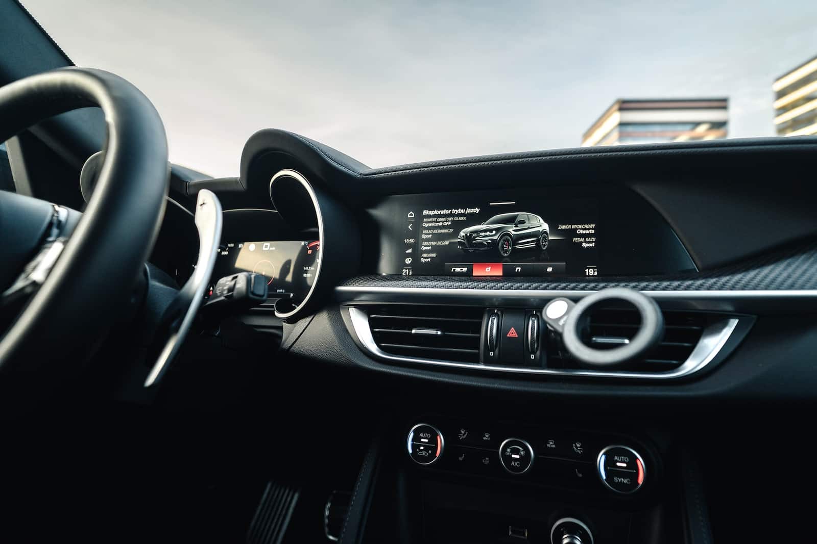 alfa-romeo-stelvio-quadrifoglio-wynajem-multimedia