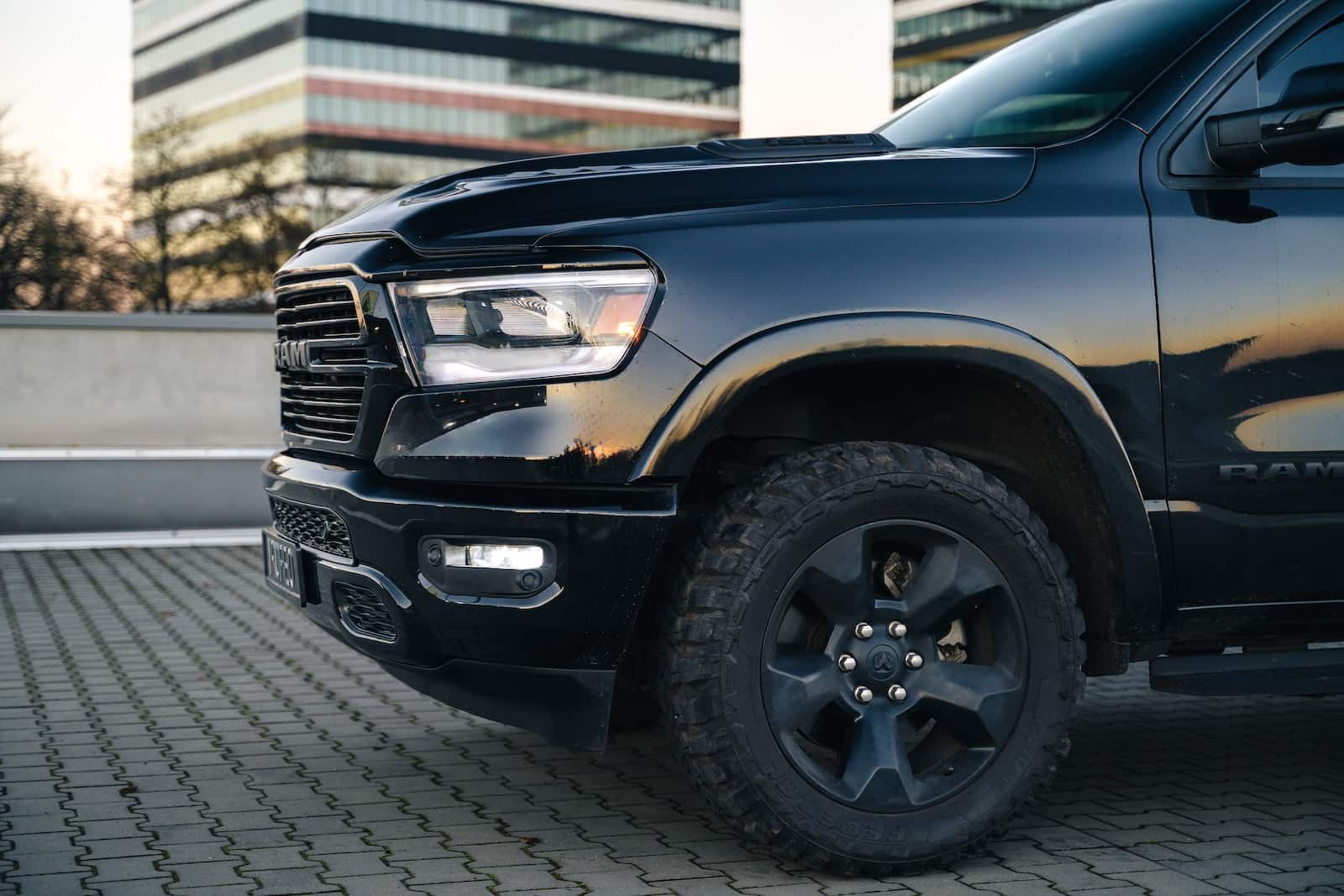 dodge-ram-przednie-kolo