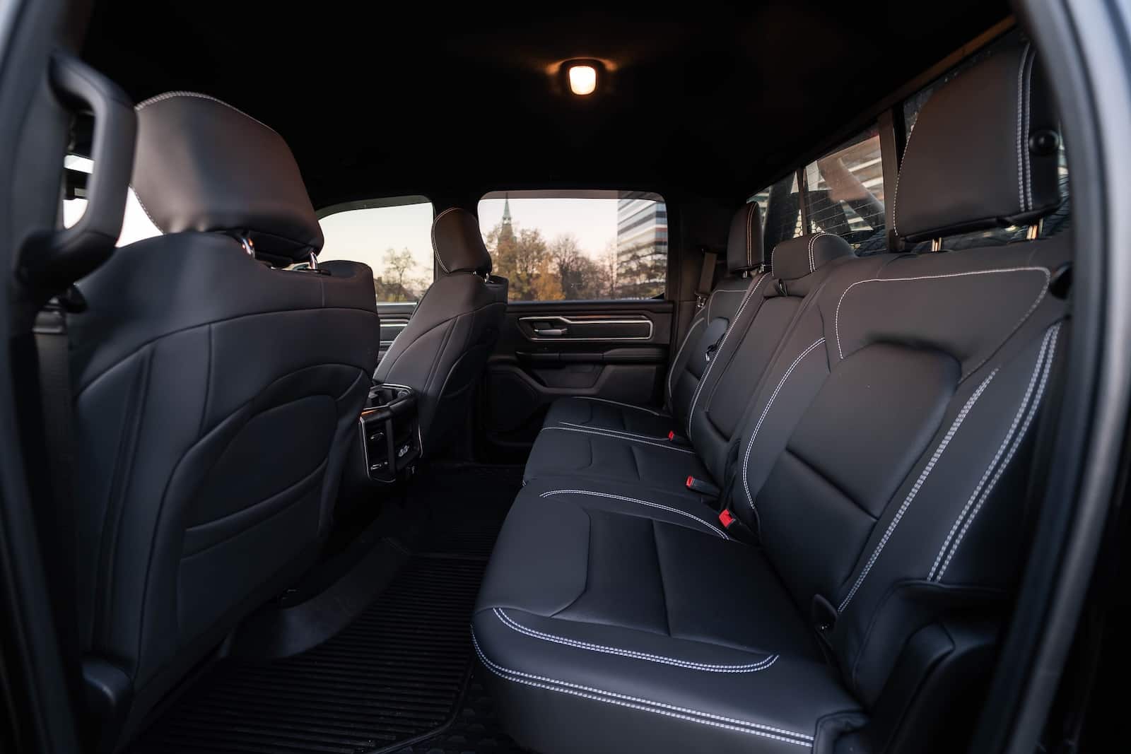 dodge-ram-tylna-kanapa